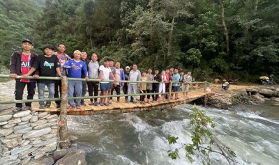 श्रमदानबाट काठको पुल निर्माण   